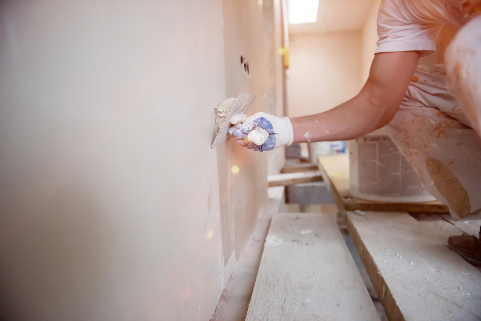 1920-construction-worker-plastering-on-gypsum-walls